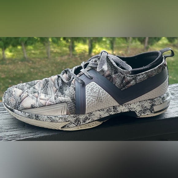 Men's Athletic Shoes in Black and Gray - Picture 5 of 9